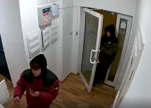 VIDEO: Uzņēmēja Nikola Krištopane lūdz atpazīt bezkaunīgus zagļus, kuri ielauzušies viņas namā