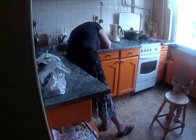 В Милгрависе у пьяных матери и бабушки забрали ребенка: 12-летняя сестра бросилась помогать