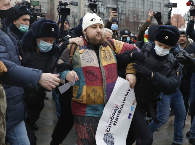 Demonstrāciju laikā drošības spēki aizturēja vairāk nekā 3700 cilvēkus.