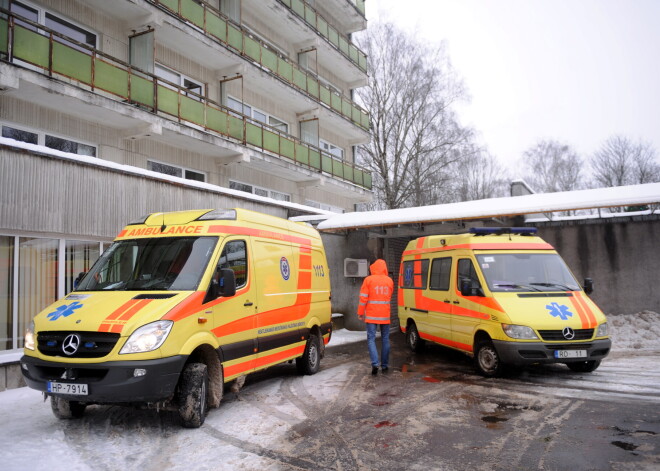 Pēc aizliegtas pulcēšanās slimnīcā nogādā jaunieti