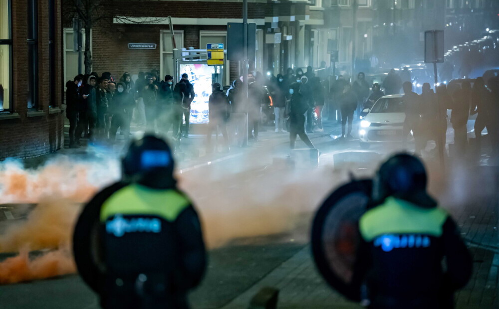 Nīderlandē turpinās protesti pret komandantstundu un nekārtības