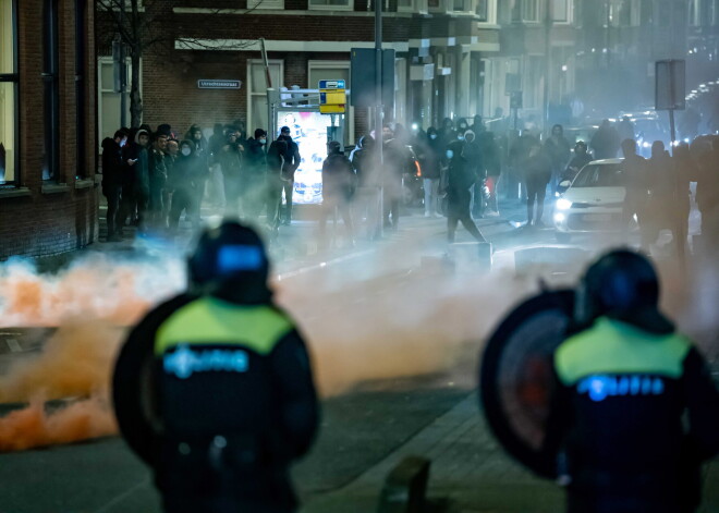 Nīderlandē turpinās protesti pret komandantstundu un nekārtības