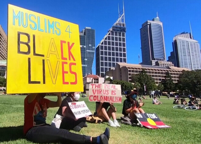 "Īstais vīruss ir kolonizācija" - Austrālijā tūkstoši pulcējas "Iebrukuma dienas" protestos