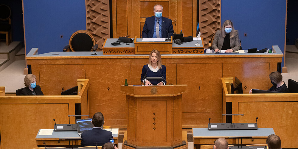 Kaja Kallasa dzimusi 1977. gada 18. jūnijā. Viņa ir kļuvusi par pirmo sievieti Igaunijas premjera amatā. Kallasa ir Igaunijas Reformu partijas vadītāja, bijusī Eiropas Parlamenta deputāte. Iepriekš strādājusi par zvērinātu advokāti, specializējoties konkurences likumdošanā, bijusi arī Rīgikogu deputāte. Kaja Kallasa ir Igaunijas politiķa Sīma Kallasa meita.