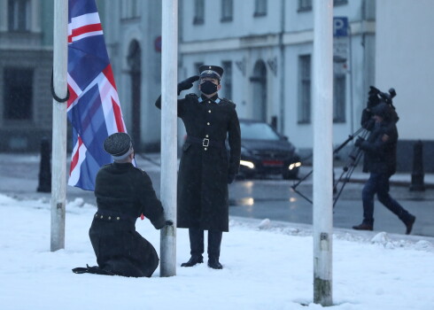 Pie Rīgas pils notiek svinīgā piecu Antantes valstu - Francijas, Itālijas, Lielbritānijas, Beļģijas un Japānas - karogu pacelšanas ceremonija, atzīmējot Latvijas Republikas starptautiskās atzīšanas "de iure" simtgadi.