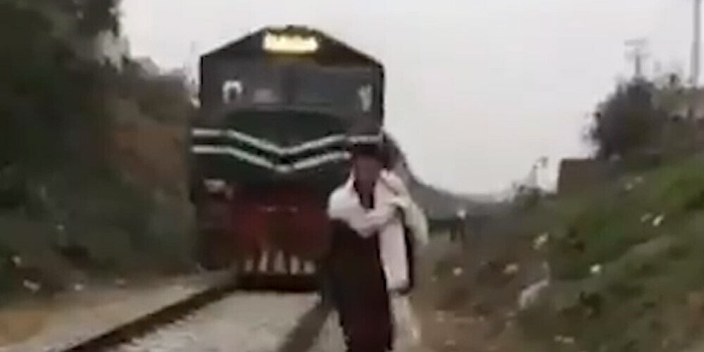 Puisis vēlējās iespaidīgu video uz dzelzceļa sliedēm, bet spožā ideja izvērtās par traģēdiju