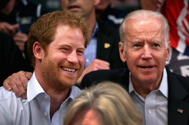 Princis Harijs un Džo Baidens vēro ratiņkrēslu regbiju “Invictus Games” spēlēs Floridā 2016. gadā.