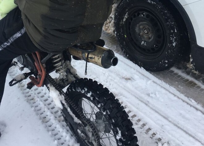 Dobelē jaunietis bez tiesībām ar paštaisītu mopēdu vizina nepilnu gadu vecu bērnu bez ķiveres