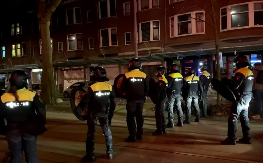 Nīderlandes pilsētās atgriezies miers, jo ielās pastiprināta policijas klātbūtne