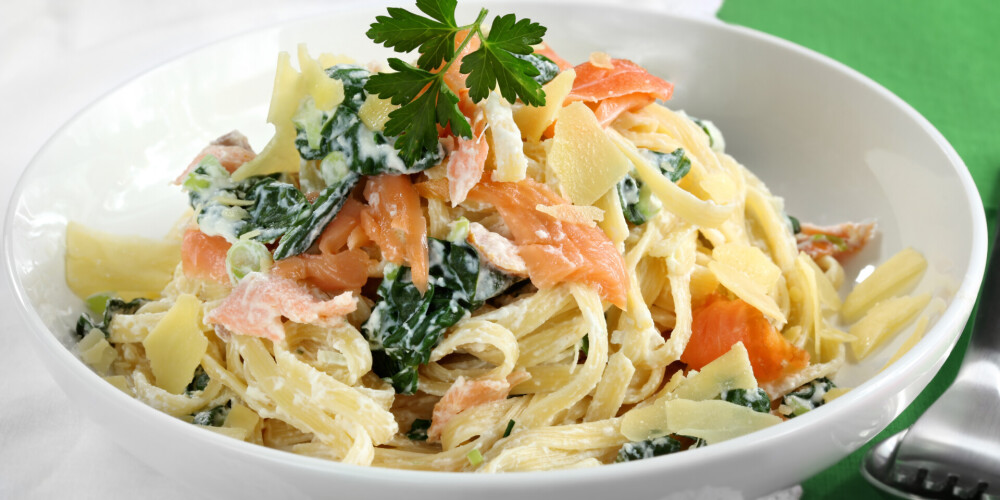 Spageti ar kūpinātu lasi un mārrutkiem