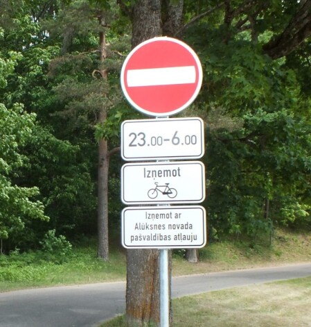 Jau vairāk nekā desmit gadus Alūksnes novada domes deputāti ik pa brīdim aktualizē ideju, ka vajag prasīt naudu par iebraukšanu pilsētā. Tomēr pie vienota kopsaucēja vēl nav nonākts.