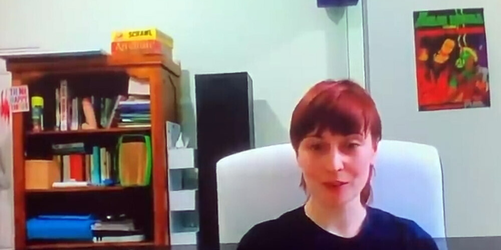 VIDEO: sieviete BBC tiešraidē šokē skatītājus ar grāmatu plauktā aizmirstu objektu