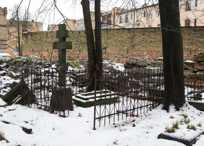 Izbraukātas sliedes, sagāzti pieminekļi. Vai Pokrova kapi, kur guldīti ievērojami rīdzinieki, reiz tiks sakopti?