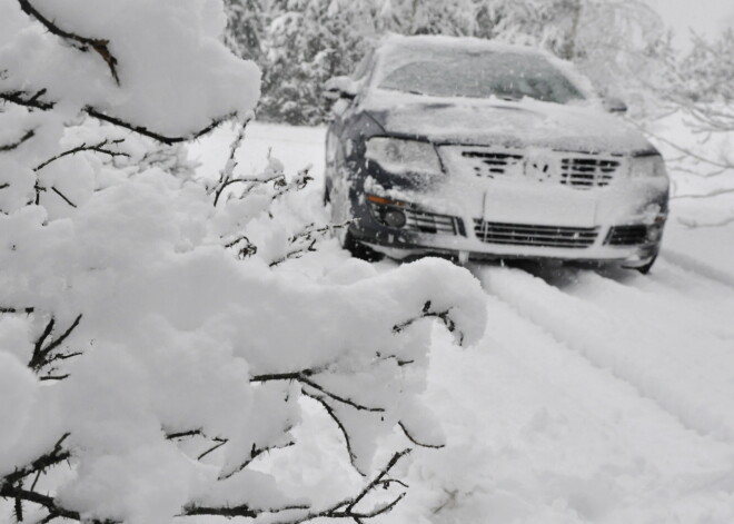 Ceturtdienas rītā visā valstī sniegs un apledojums apgrūtina braukšanu