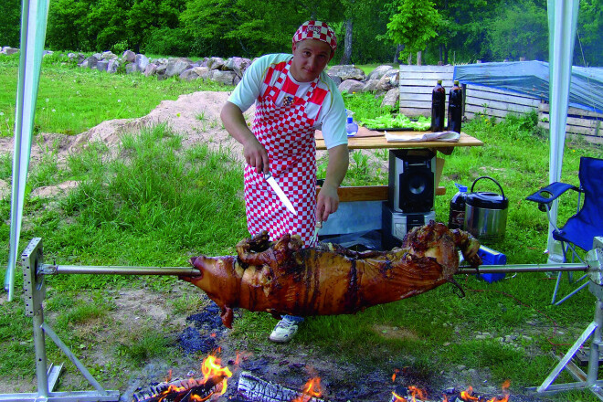 Kādu daļu Horvātijas kalnu temperamenta Ivica Jendroks nes sevī vienmēr, kaut tagad dzīvo pie Daugavas, kas plūst tik rāmi kā viņa sievas, latvietes Solvitas, samtainais alts.