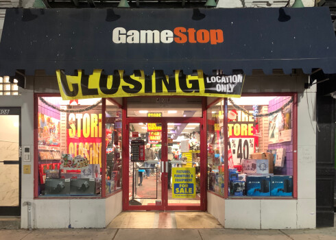 Cīņa par nīkstošu videospēļu veikalu, kurai seko visa pasaule. Kā svētdienas akcionāri pārmācīja Volstrītas vilkus
