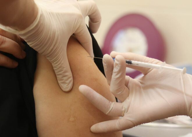 Latvijā senioru potēšana ar "AstraZeneca" vakcīnu notiks atbilstoši Eiropas Zāļu aģentūras rekomendācijām