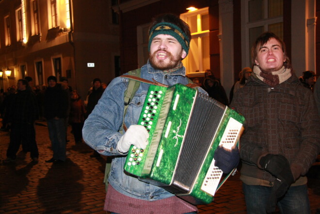 Liktenīgais 2009. gada 13. janvāris. Pēc brīža Ansis Ataols Bērziņš metīs Saeimas logos bruģakmeni, bet tagad viņš Latviju uzskata par noziedzīgu valsti un necer, ka tajā varētu kaut kas reiz mainīties: “Man visas rozā brillītes ir sadauzītas, un pasakām vairs neticu.”