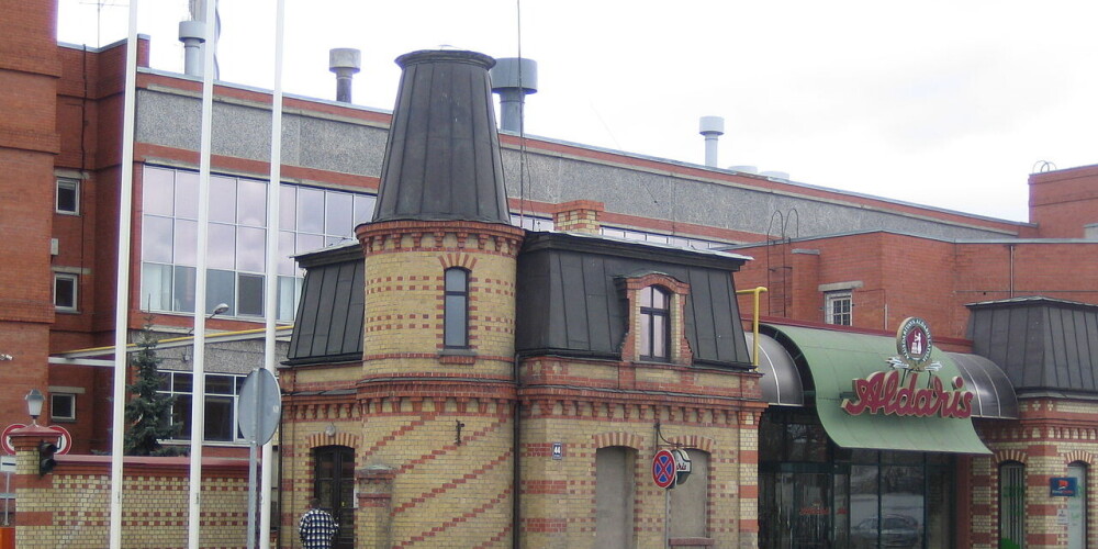 Са́рканда́угава (латыш. Sarkandaugava; до 1919 рус. Красная Двина, нем. Rote Düna) — микрорайон Риги. Находится на правом берегу реки в Северном районе, ограничен проспектом Виестура и притоком Даугавы — Саркандаугавой, по которому и получил своё название. В русской речи приток и сам район и сейчас часто называют «Красная Двина».