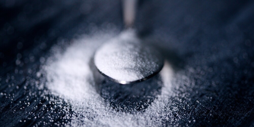 Kā veikalu plauktos atpazīt produktus ar īpaši augstu cukura saturu?