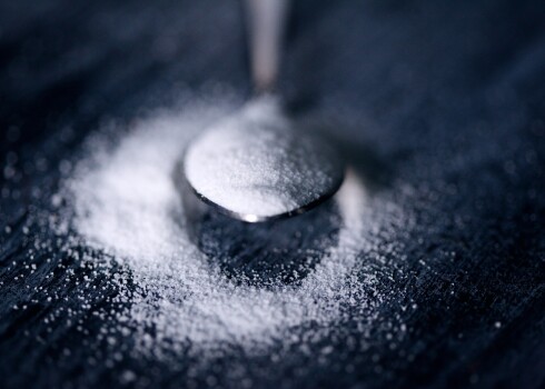Kā veikalu plauktos atpazīt produktus ar īpaši augstu cukura saturu?