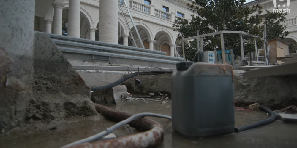 Aina no Melnās jūras krastā esošā savrupnama pagalma. To, kā iekļuvuši un brīvi filmējuši noslēpumaino, stingri apsargāto namu, žurnālisti tā īsti nepaskaidro - vien piebilst, ka pēc atkārtotiem atteikumiem tomēr piekritis palīdzēt kāds, kurš būvdarbus uzrauga jau sešus gadus.