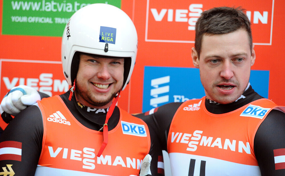 Brāļi Šici izcīna Latvijai pirmo medaļu pasaules čempionātā kamaniņu sportā
