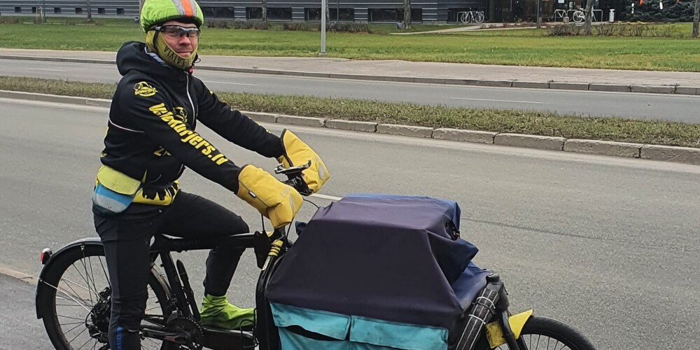 Šis ir Reinis, vecākais strādājošais velokurjers Latvijā, kurš dienā nobrauc 100 kilometrus