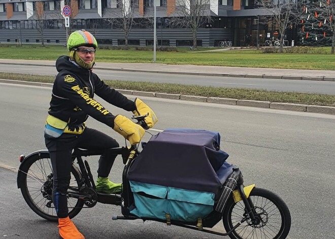 Šis ir Reinis, vecākais strādājošais velokurjers Latvijā, kurš dienā nobrauc 100 kilometrus