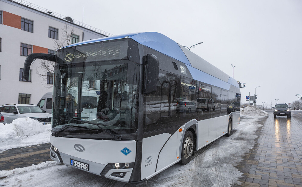 Jelgavā sāk kursēt Baltijā pirmais ar ūdeņradi darbināmais autobuss