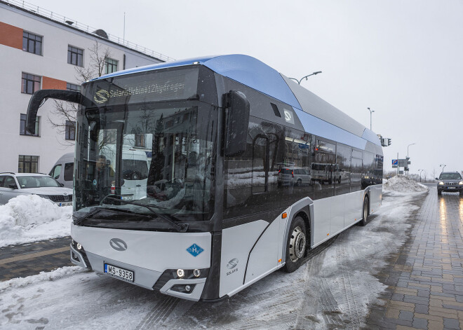 Jelgavā sāk kursēt Baltijā pirmais ar ūdeņradi darbināmais autobuss