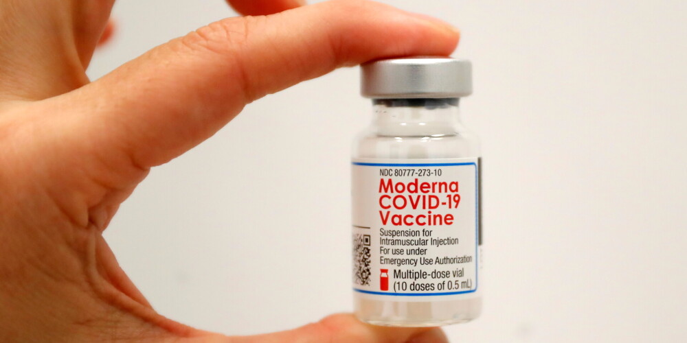 "Moderna" apstiprina, ka vakcīnas piegādes ārpus ASV kavēsies