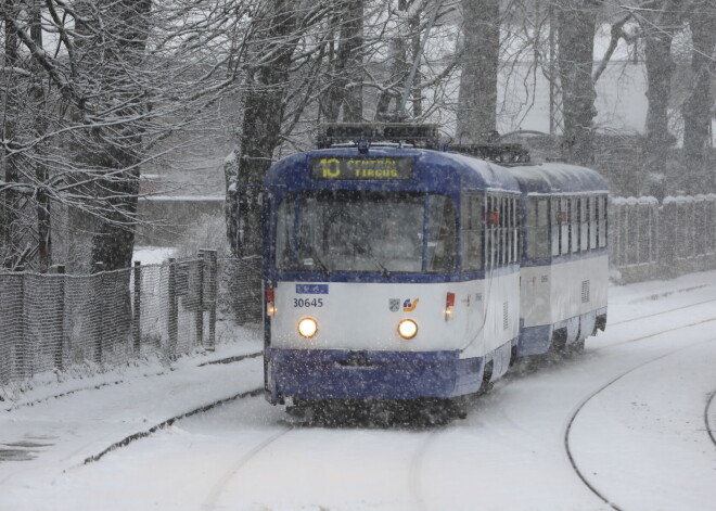 No pirmdienas tiks palielināts reisu skaits vairākos sabiedriskā transporta maršrutos Rīgā