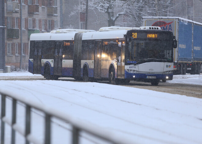 Puteņa dēļ Rīgā kavējas sabiedriskais transports