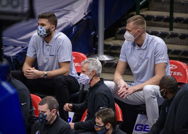 Porziņģis nepiedalās vēl vienā sāpīgā "Mavericks" zaudējumā; Kurucs tiek laukumā, kad viss jau izšķirts