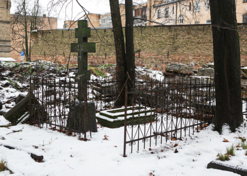 Куски бетона и завалившиеся памятники: когда приведут в порядок Покровское кладбище?
