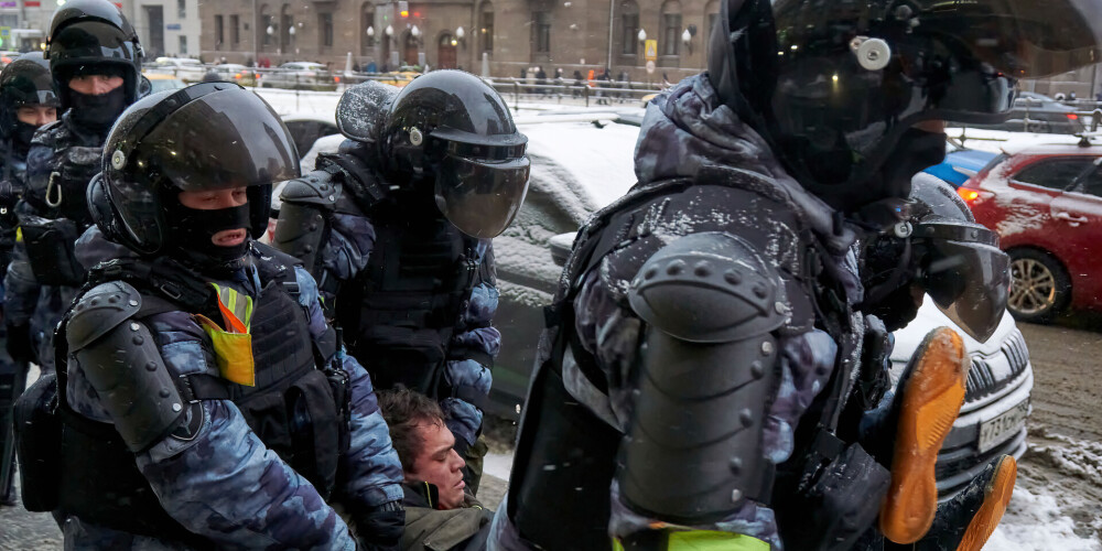 Protestos Krievijā aizturēto ir tik daudz, ka tiesas pārgājušas uz darbu nakts režīmā