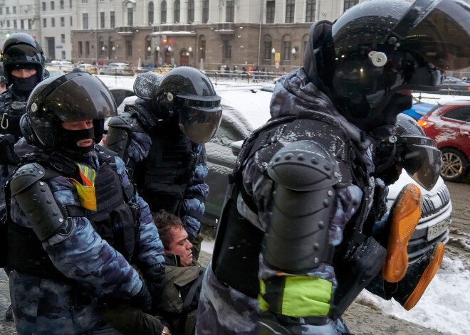 Protestos Krievijā aizturēto ir tik daudz, ka tiesas pārgājušas uz darbu nakts režīmā