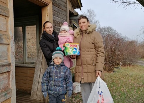 Īslīces pagasta jauniešu dibinātais labdarības maratons Covid-19 krīzes laikā ar labdarības paciņām iepriecinājis tūkstošiem grūtībās nonākušu cilvēku.