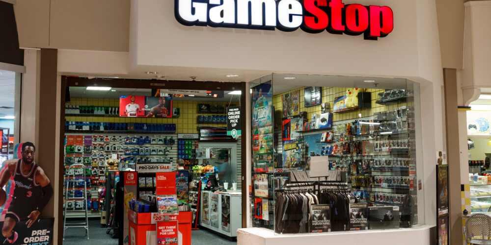 "GameStop" akcijas cena atkal kāpj: nīkuļojošais videospēļu veikals turpina dzīt Volstrītas bagātākos izmisumā