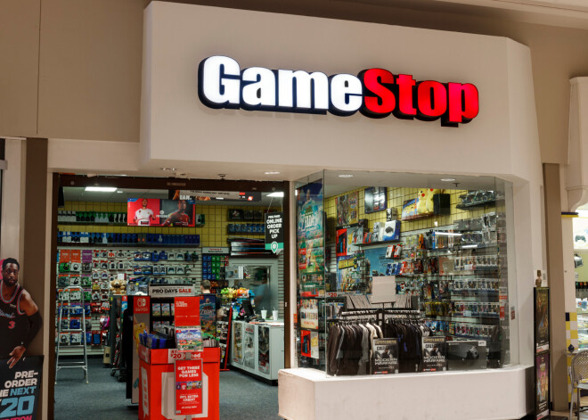 "GameStop" akcijas cena atkal kāpj: nīkuļojošais videospēļu veikals turpina dzīt Volstrītas bagātākos izmisumā