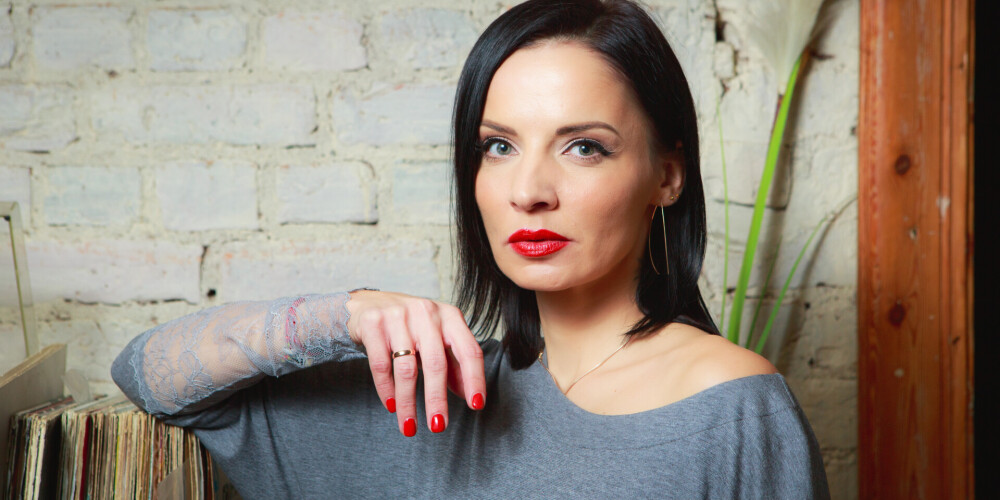 Arī skaistajām un veiksmīgajām mēdz piezagties emocionāli grūti periodi. Grāmatas “Sestā sieva” autore Inga Grencberga soctīklā "Facebook", daloties pieredzē un lūdzot pēc padoma, aizsākusi ļoti iedvesmojošu un domas raisošu diskusiju.