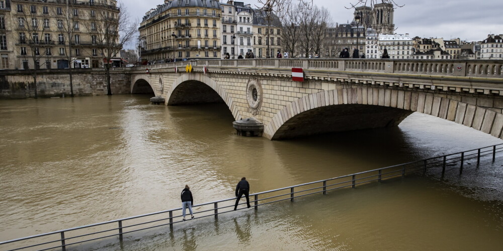 FOTO: Parīzē draud pārplūst Sēna