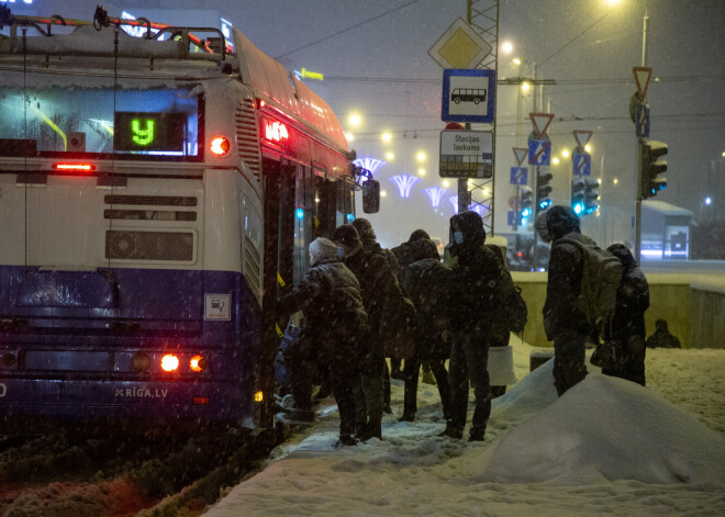 Iespējamais Covid-19 perēklis - sabiedriskais transports... Daudzi tieši to izmanto, lai nokļūtu uz testa nodošanas punktu