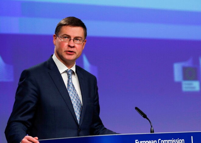 EK prezidente Urzula fon der Leiena vaino Valdi Dombrovski paziņojumā, ka tiks ierobežotas Covid-19 vakcīnu piegādes Ziemeļīrijai