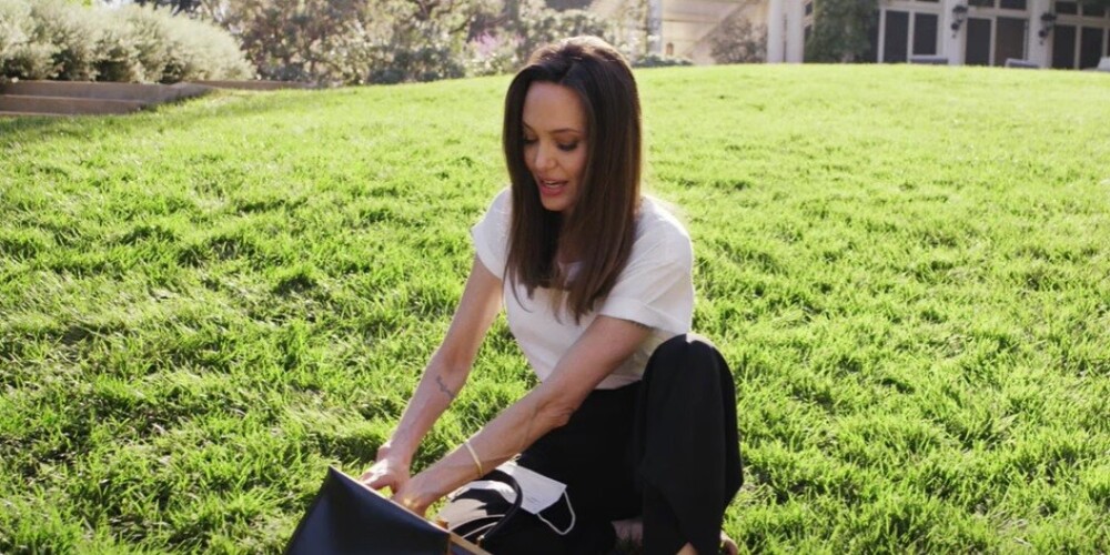 Анджелина Джоли в элегантных образах украсила две обложки Vogue и рассказала, что в ее сумке