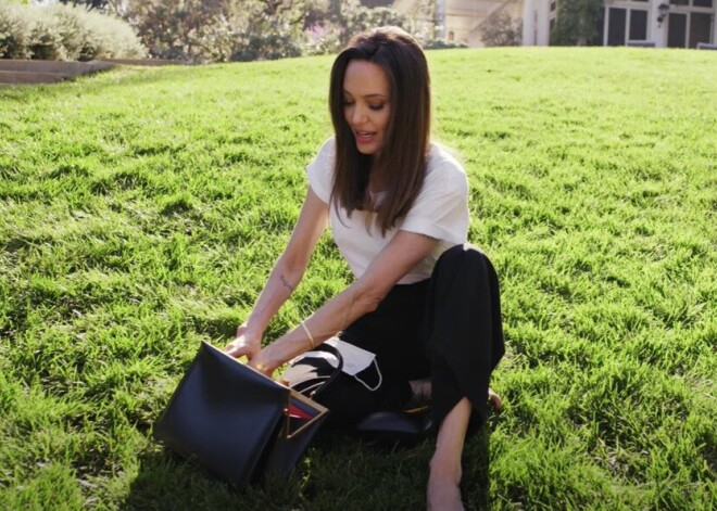 Анджелина Джоли в элегантных образах украсила две обложки Vogue и рассказала, что в ее сумке