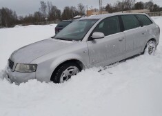 Vairāku Paula Stradiņa klīniskās universitātes slimnīcas mediķu automašīnas ir iestigušas “Europark” maksas autostāvvietas sniega kupenās.