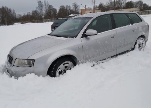 "Europark" maksas autostāvvietā sniega kupenas bloķē mediķu automašīnas