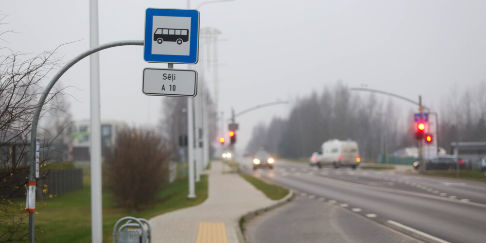 «Автотранспортная дирекция» Латвии - государственное общество с ограниченной ответственностью, которое в рамках своей компетенции занимается лицензиями на коммерческие автоперевозки и контролирует соблюдение законодательства и нормативных актов, международных соглашений и конвенций по автотранспорту.